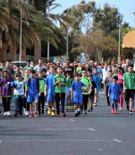 Más de 400 niños y niñas de colectivos deportivos de Mogán participaron en las III Olimpiadas por la paz · foto 1