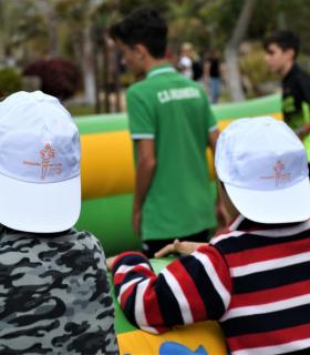 Más de 400 niños y niñas de colectivos deportivos de Mogán participaron en las III Olimpiadas por la paz · foto 2