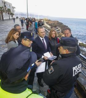 Equipos de emergencia y técnicos municipales trabajan para garantizar la seguridad en la zona del derrumbe entre La Puntilla y El Confital · foto 4