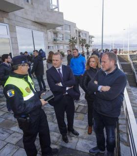 Equipos de emergencia y técnicos municipales trabajan para garantizar la seguridad en la zona del derrumbe entre La Puntilla y El Confital · foto 3