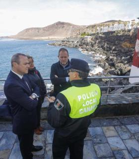 Equipos de emergencia y técnicos municipales trabajan para garantizar la seguridad en la zona del derrumbe entre La Puntilla y El Confital · foto 2