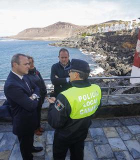Equipos de emergencia y técnicos municipales trabajan para garantizar la seguridad en la zona del derrumbe entre La Puntilla y El Confital · foto 1