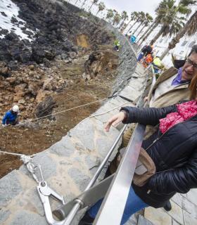 Los trabajos para asegurar la ladera en la que ayer se produjo el derrumbe seguirán durante hoy y mañana · foto 1