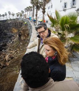 Los trabajos para asegurar la ladera en la que ayer se produjo el derrumbe seguirán durante hoy y mañana · foto 2