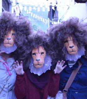 Las pelucas desafían a la lluvia y el mal tiempo y celebran la llegada del Carnaval en Santa Cruz de La Palma · foto 4