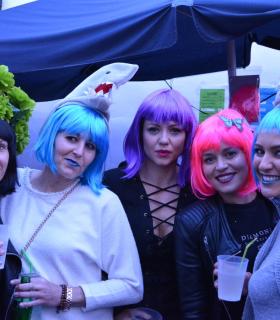 Las pelucas desafían a la lluvia y el mal tiempo y celebran la llegada del Carnaval en Santa Cruz de La Palma · foto 6