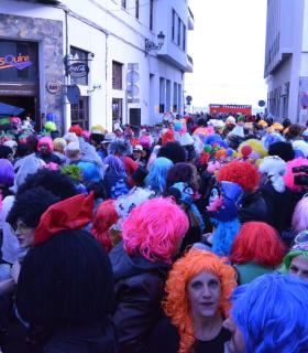 Las pelucas desafían a la lluvia y el mal tiempo y celebran la llegada del Carnaval en Santa Cruz de La Palma · foto 5
