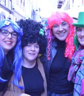 Las pelucas desafían a la lluvia y el mal tiempo y celebran la llegada del Carnaval en Santa Cruz de La Palma · foto 8