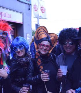 Las pelucas desafían a la lluvia y el mal tiempo y celebran la llegada del Carnaval en Santa Cruz de La Palma · foto 1