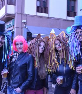 Las pelucas desafían a la lluvia y el mal tiempo y celebran la llegada del Carnaval en Santa Cruz de La Palma · foto 2
