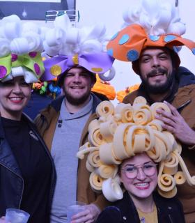 Las pelucas desafían a la lluvia y el mal tiempo y celebran la llegada del Carnaval en Santa Cruz de La Palma · foto 7