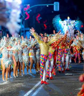 La primera noche de las fiestas reúne a miles de carnavaleros en el centro de Santa Cruz de Tenerife · foto 4