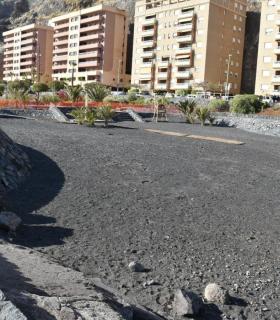 El baño en las playas de Radazul queda prohibido debido al comienzo de los trabajos de reposición de arena · foto 3
