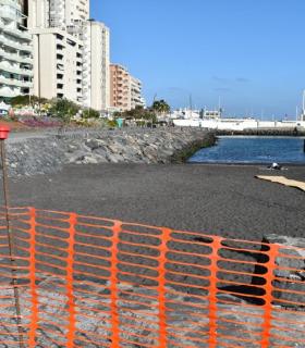 El baño en las playas de Radazul queda prohibido debido al comienzo de los trabajos de reposición de arena · foto 1