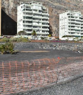El baño en las playas de Radazul queda prohibido debido al comienzo de los trabajos de reposición de arena · foto 2