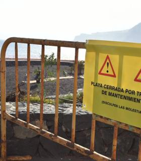 El baño en las playas de Radazul queda prohibido debido al comienzo de los trabajos de reposición de arena · foto 4