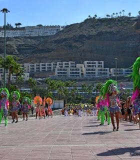 Un pasacalles invita a los turistas de Amadores y Puerto Rico a asistir al Carnaval Costa Mogán 2018 · foto 2