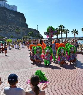 Un pasacalles invita a los turistas de Amadores y Puerto Rico a asistir al Carnaval Costa Mogán 2018 · foto 1