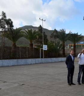 La Directora General de Infraestructura Educativa visita junto al Alcalde los centros escolares del municipio de Gáldar · foto 1