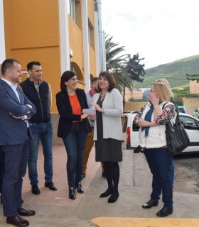 La Directora General de Infraestructura Educativa visita junto al Alcalde los centros escolares del municipio de Gáldar · foto 2
