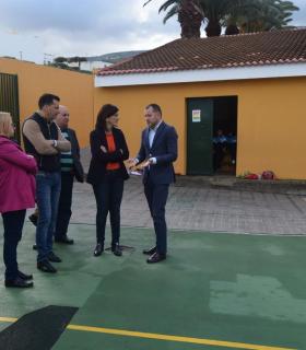La Directora General de Infraestructura Educativa visita junto al Alcalde los centros escolares del municipio de Gáldar · foto 3