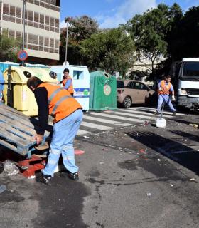 El Ayuntamiento de Santa Cruz de Tenerife trabaja en la reposición de jardines tras la celebración del Carnaval · foto 2