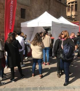 Un centenar de personas participan en la sesión de fotos para poner el rostro a las Fiestas de Primavera de Murcia · foto 3