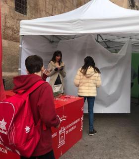 Un centenar de personas participan en la sesión de fotos para poner el rostro a las Fiestas de Primavera de Murcia · foto 1