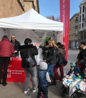 Un centenar de personas participan en la sesión de fotos para poner el rostro a las Fiestas de Primavera de Murcia · foto 2