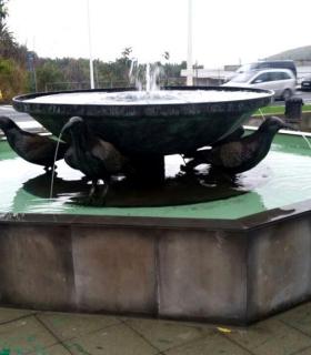El Ayuntamiento de Los Llanos instala la Fuente de Las Grajas tras permanecer más de 10 años en los almacenes municipales · foto 2