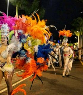 Un millar de personas desfilan en la Cabalgata Anunciadora del Carnaval de Los Cristianos · foto 4