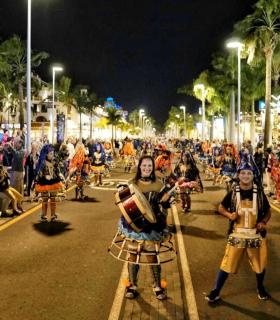 Un millar de personas desfilan en la Cabalgata Anunciadora del Carnaval de Los Cristianos · foto 2