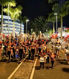 Un millar de personas desfilan en la Cabalgata Anunciadora del Carnaval de Los Cristianos · foto 7