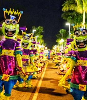 Un millar de personas desfilan en la Cabalgata Anunciadora del Carnaval de Los Cristianos · foto 5