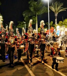 Un millar de personas desfilan en la Cabalgata Anunciadora del Carnaval de Los Cristianos · foto 6