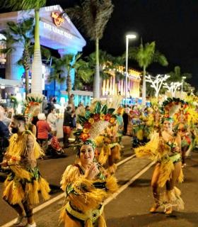 Un millar de personas desfilan en la Cabalgata Anunciadora del Carnaval de Los Cristianos · foto 3