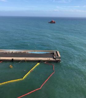Las barreras de contención colocadas permiten confinar todo el aceite en el interior del Puerto de Gran Tarajal · foto 3