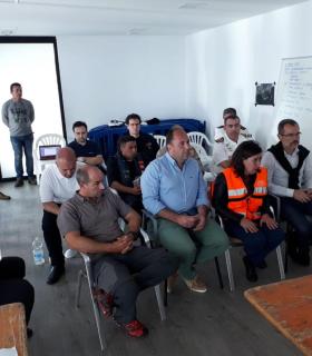 Las barreras de contención colocadas permiten confinar todo el aceite en el interior del Puerto de Gran Tarajal · foto 1
