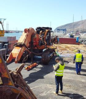 Los trabajos de esta mañana en Gran Tarajal han permitido reflotar una embarcación · foto 1