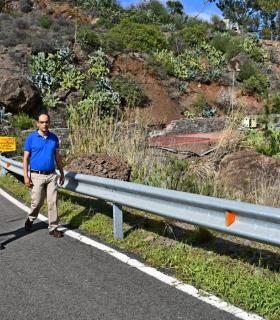 La alcaldesa de Mogán visita el desprendimiento de tierras y piedras en la carretera GC-505 · foto 1