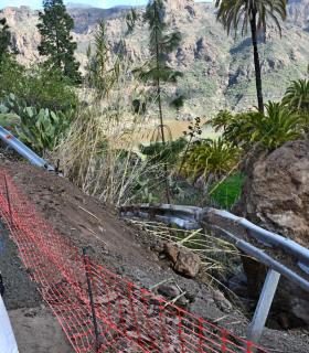 La alcaldesa de Mogán visita el desprendimiento de tierras y piedras en la carretera GC-505 · foto 3