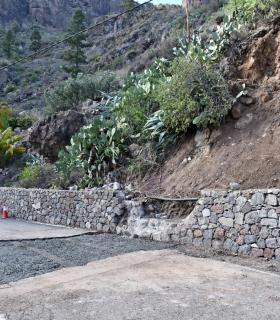 La alcaldesa de Mogán visita el desprendimiento de tierras y piedras en la carretera GC-505 · foto 2