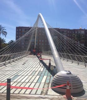 El Ayuntamiento de Murcia aplicará un tratamiento antideslizante a la pasarela Jorge Manrique · foto 1