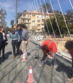 El Ayuntamiento de Murcia aplicará un tratamiento antideslizante a la pasarela Jorge Manrique · foto 2