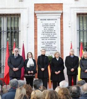 Carmena: El mejor homenaje es seguir caminando para acabar con la violencia · foto 4