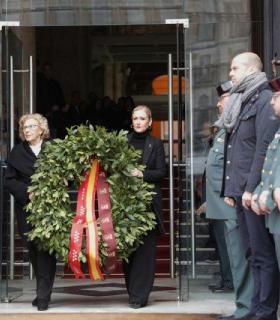 Carmena: El mejor homenaje es seguir caminando para acabar con la violencia · foto 5