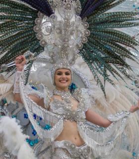 El Coso Apoteósico del Carnaval de Los Cristianos llena el centro de la ciudad con más de 35.000 personas · foto 2
