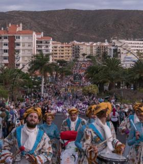 El Coso Apoteósico del Carnaval de Los Cristianos llena el centro de la ciudad con más de 35.000 personas · foto 1