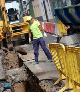A pesar de la negativa del Consistorio Silense continúán las obras de la lª fase del sistema de saneamiento y depuración de la Isla Baja · foto 3