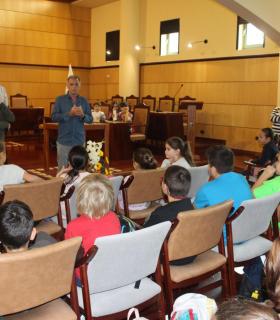 Los menores del 3º del CEIP Príncipe Felipe visitan el Ayuntamiento de Candelaria · foto 2